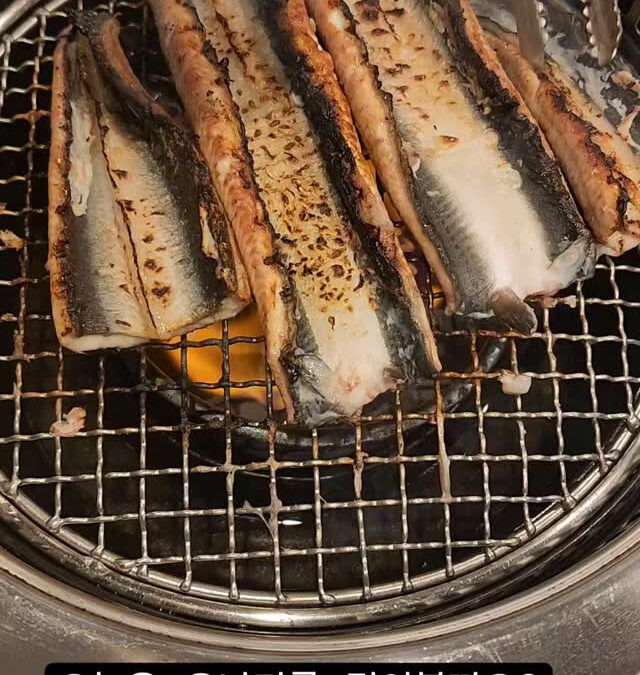 うなぎ焼き、サンチュウ、ショウガ、ネギサラダ、壺のキムチ、カ